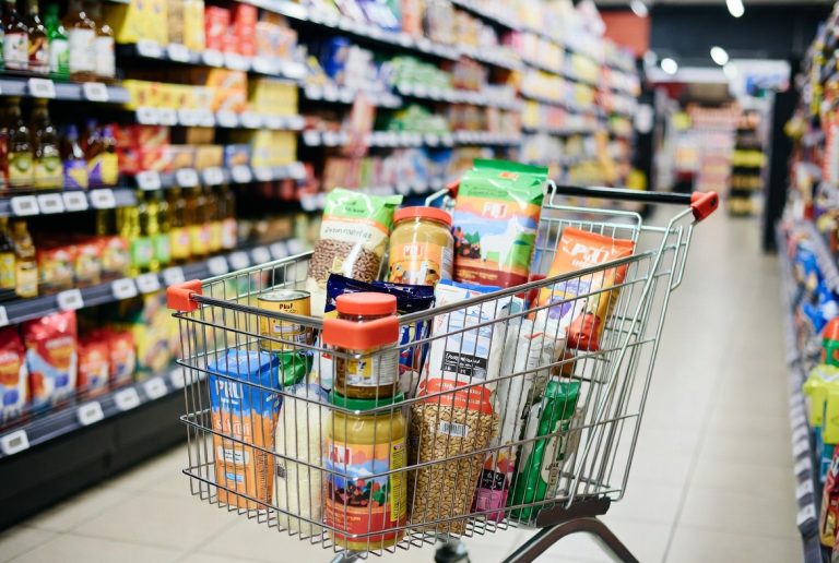 varios productos en carrito de super